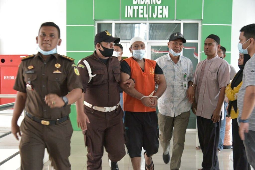 Tim Kejaksaan Tinggi Aceh menangkap seorang terpidana kasus korupsi, Selasa (16/2/2021). Terpidana tersebut melarikan diri sejak divonis bersalah pada 2016. 