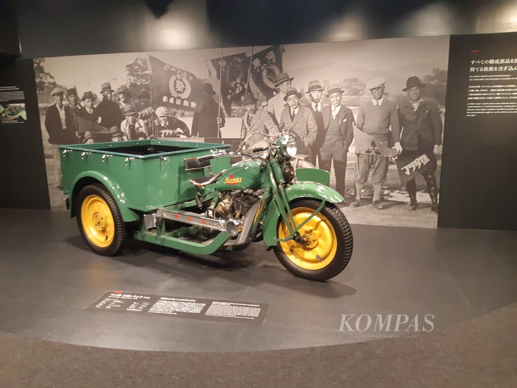 Mazda-Go atau motor beroda tiga dengan bak terbuka dipajang di Museum Mazda, Hiroshima, Jepang, pada Senin (30/10/2023). Kendaraan ini merupakan produk kendaraan bermotor pertama dari Mazda Motor Corporation pada 1931.