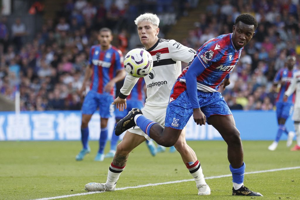 Penyerang Manchester United, Alejandro Garnacho (kiri), berebut bola dengan striker Crystal Palace, Eddie Nketiah, pada laga Liga Inggris di Stadion Selhurst Park, London, Minggu (22/9/2024) dini hari WIB. Laga berakhir imbang 0-0.