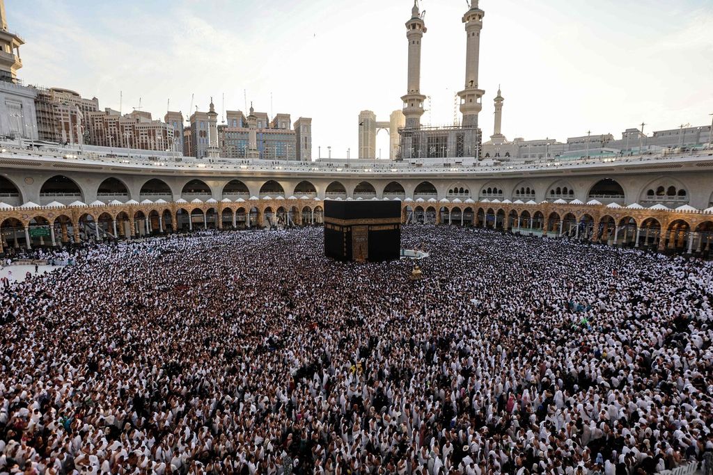 Umat ​​Islam berkumpul untuk berdoa di sekitar Kabah, Masjidil Haram, Mekkah, pada hari Jumat terakhir bulan suci Ramadhan, 5 April 2024. 