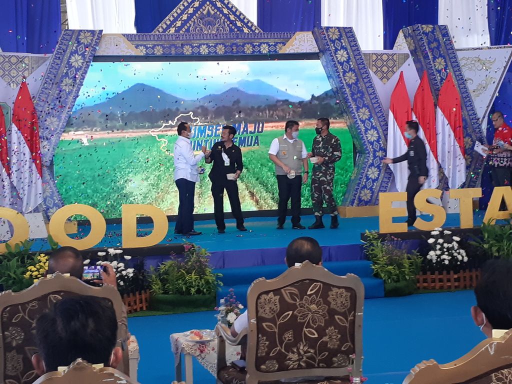 Menteri Pertanian Syahrul Yasin Limpo (kedua dari kiri) dan Gubernur Sumatera Selatan Herman Deru (ketiga dari kiri) meresmikan program Food Estate (Lumbung Pangan) di Sumatera Selatan, Jumat (28/5/2021). Ada lima kabupaten yang menjadi tempat lumbung pangan di Sumsel.