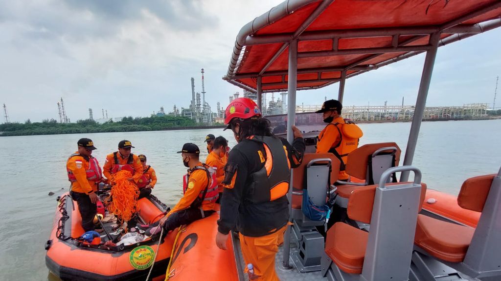 Tim SAR gabungan mencari korban tenggelam di Kutawaru, Cilacap, Jawa Tengah, Selasa (22/2/2022).