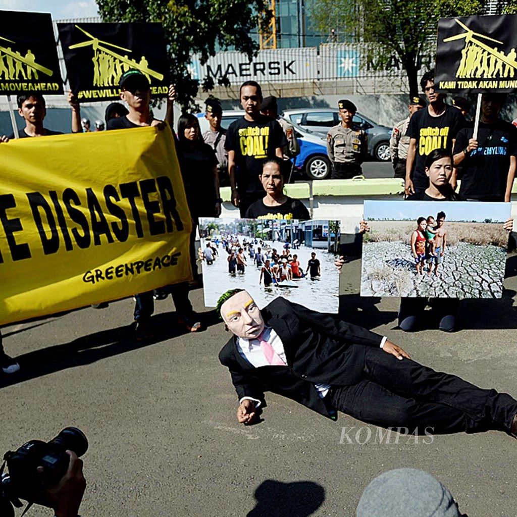 Para aktivis Greenpeace Indonesia berunjukrasa di depan Kedutaan Besar Amerika Serikat, Jakarta, Rabu (7/6/2017). Mereka memprotes mundurnya Amerika Serikat dari Perjanjian Paris. Negara-negara yang terlibat dalam Kesepakatan Paris diharuskan mengurangi emisi karbon yang rentan membuat perubahan iklim atau pemanasan global.