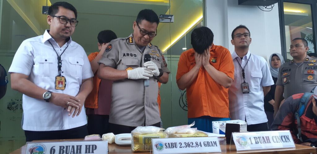 Polda Metro Jaya merilis kasus pengedaran narkotika di wilayah Jakarta, Rabu (16/1/2019), di Polda Metro Jaya, Jakarta. Polisi menduga tersangka mengedarkan narkoba untuk kelas menegah ke atas Jakarta.
