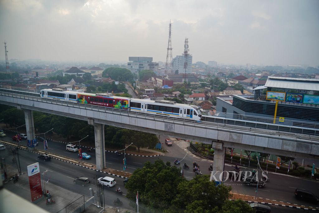 LRT Palembang melintas di kawasan Demang Lebar Daun, Palembang, Sumsel, Kamis (16/8/2018). 