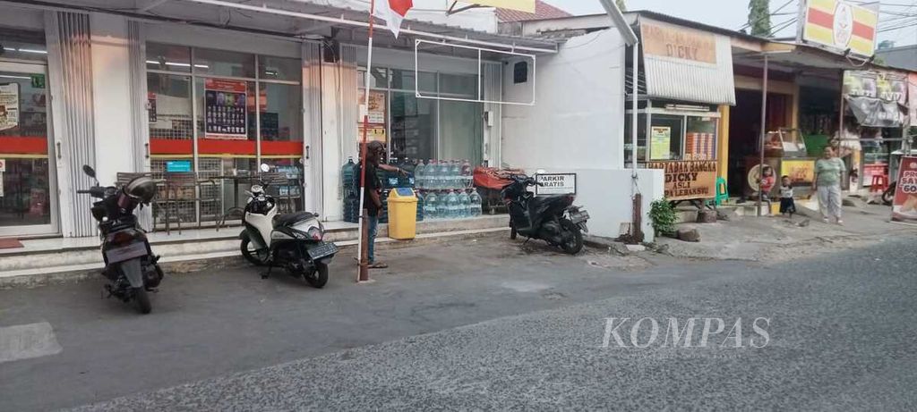 Suasana minimarket tempat DE ditangkap di Jalan KH Muchtar Tabrani, Harapan Jaya, Kota Bekasi, pada Selasa (15/8/2023) siang.