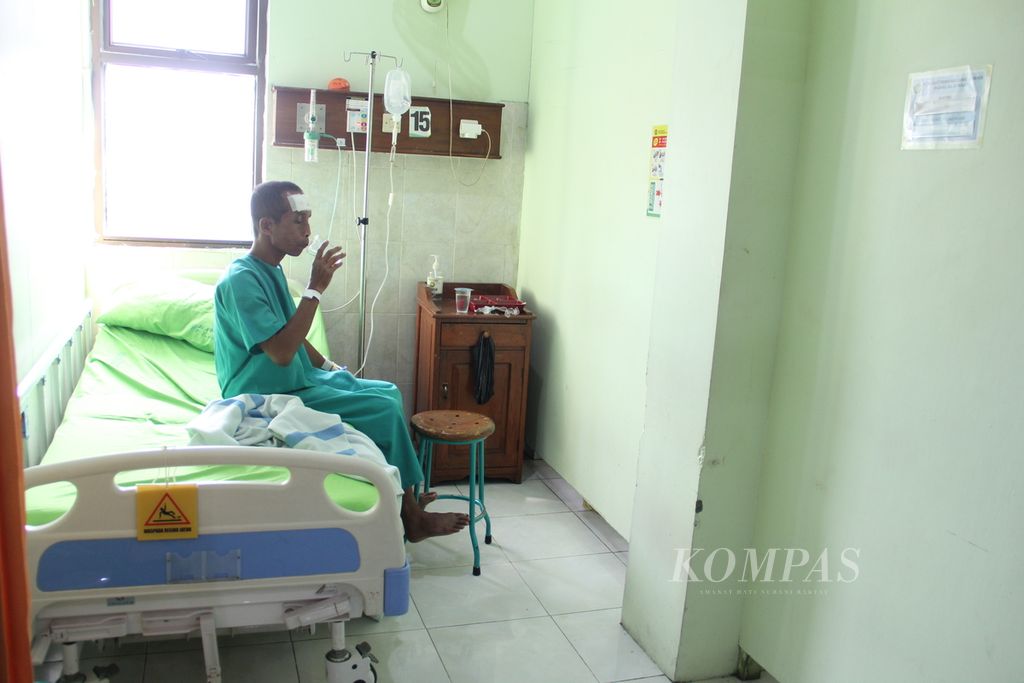 Seorang korban kecelakaan bus pariwisata menjalani perawatan di Rumah Sakit PKU Muhammadiyah Bantul, Kabupaten Bantul, DIY, Senin (7/2/2022).