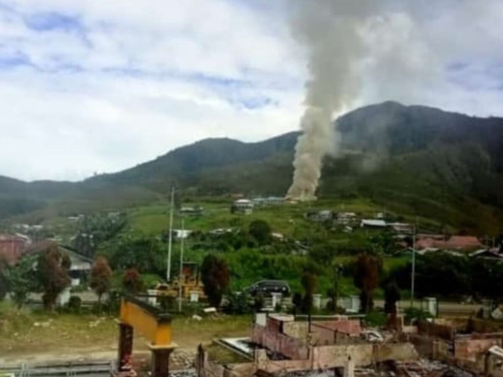 Dua kantor Pemda dan delapan unit rumah terbakar di Kabupaten Dogiyai, Papua Tengah, Senin (31/7/2023). Belum diketahui pemicu terbakarnya 10 bangunan ini.