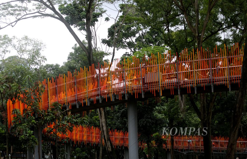 Jembatan penghubung yang melintang di atas sungai menyatukan Taman Tebet Utara dan Taman Tebet Selatan yang selama ini terpisah Jalan Tebet Raya dalam proyek revitalisasi Taman Tebet di Tebet, Jakarta Selatan, Selasa (7/12/2021). 