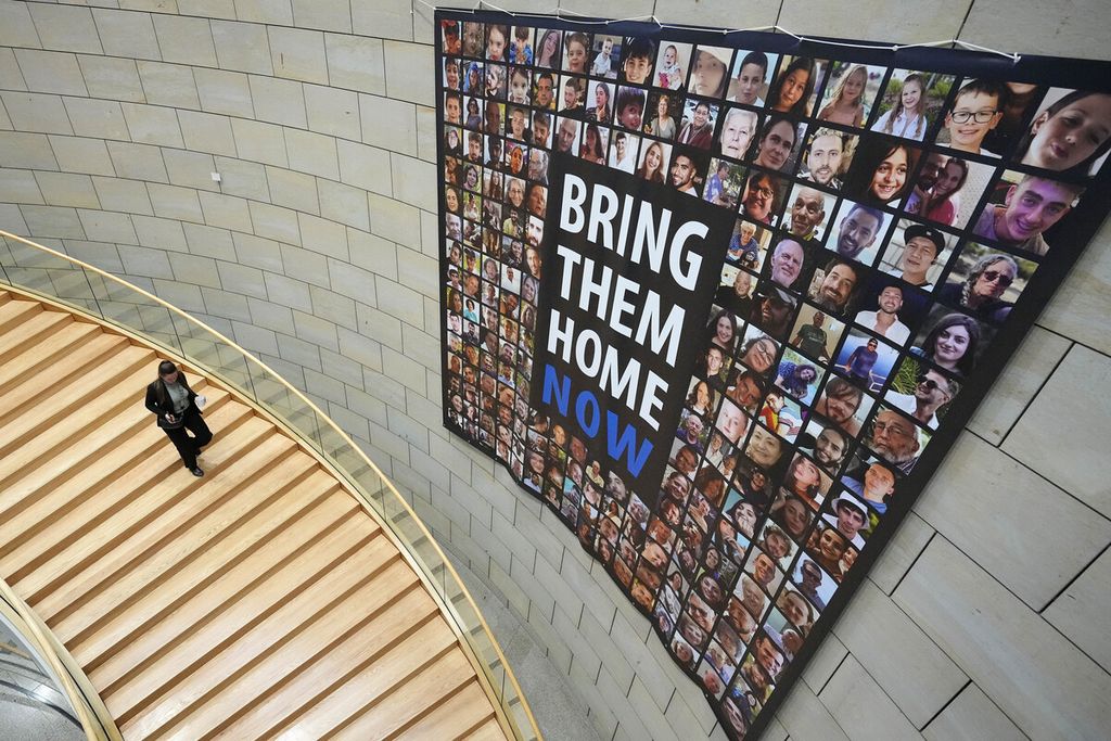 Spanduk berisi foto wajah korban sandera Hamas dengan tulisan besar "bawa mereka pulang sekarang" dipasang di Gedung Parlemen di Duesseldorf, Jerman. Foto diambil pada Selasa (8/11/2023).