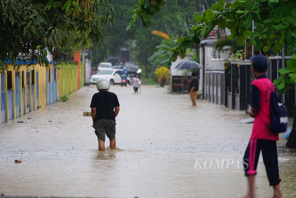 Salah satu kawasan permukiman di Kendari, Sulawesi Tenggara, yang tergenang banjir dengan ketinggian sekitar 30 sentimeter, Kamis (22/9/2022).