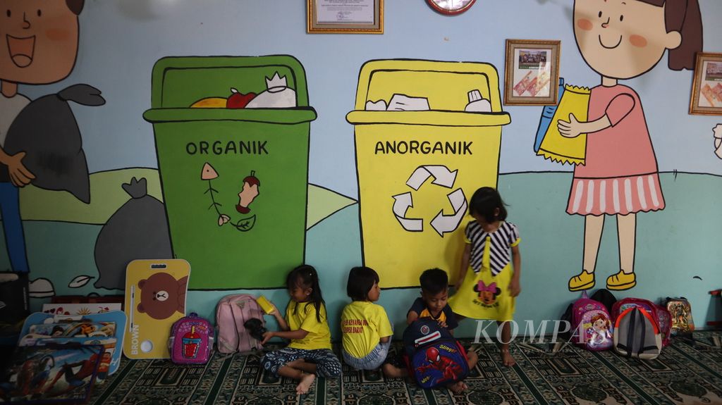 Anak-anak tengah istirahat makan di PAUD Bank Sampah Kenanga RW 004, Kelurahan Semper Barat, Cilincing, Jakarta Utara, Rabu (23/8/2023).