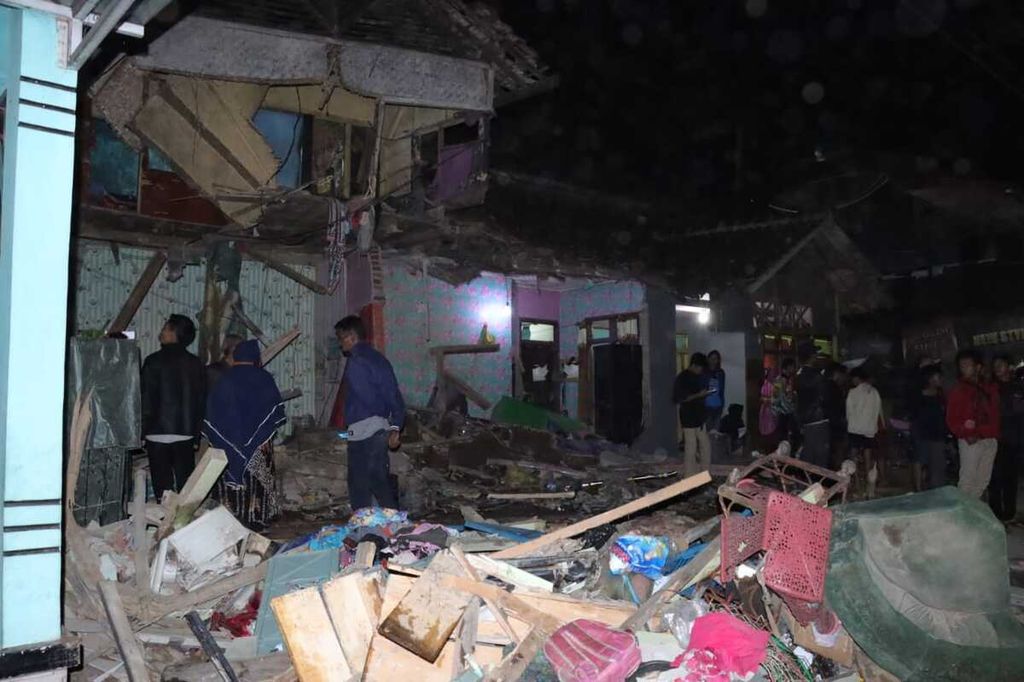 Kondisi rumah yang ditabrak bus di Jalan Raya Panjalu–Panumbangan, Dusun Paripurna RT 020 RW 007, Desa Payungsari, Kecamatan Panumbangan, Kabupaten Ciamis, Jawa Barat, Sabtu (21/5/2022). Kecelakaan itu mengakibatkan empat orang meninggal dan belasan orang luka-luka.