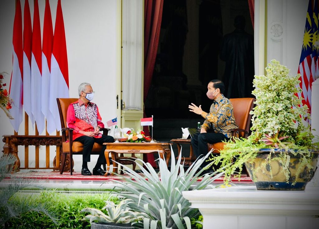 Presiden Joko Widodo dan Perdana Menteri Malaysia Datok Sri Ismail Sabri Yaakob berbincang di beranda belakang Istana Merdeka, Jakarta, Jumat (1/4/2022). 