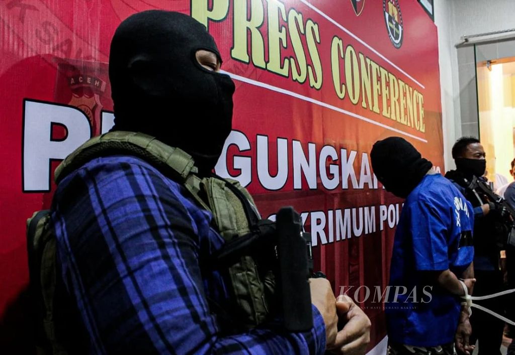 FR, tersangka eksekutor penembakan yang menewakan dua warga Aceh Besar, Kepolisian Daerah Aceh, dihadirkan dalam konferensi pers, Senin (20/6/2022). FR dijanjikan sejumlah uang untuk membunuh korban.