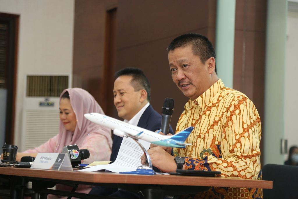 Komisaris Independen Garuda Indonesia Yenny Wahid (kiri), Komisaris Utama PT Garuda Indonesia Tbk Triawan Munaf (tengah), dan Direktur Utama PT Garuda Indonesia (Persero) Tbk Irfan Setiaputra menyampaikan keterangan pers di kantor Garuda Indonesia, Jakarta, Kamis (27/2/2020). 