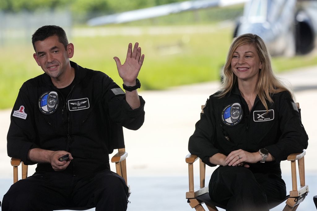 Komandan Jared Isaacman (kiri) dan spesialis misi, Anna Menon, menggelar konferensi pers setelah mereka tiba bersama para anggota kru lainnya di Pusat Luar Angkasa Kennedy (Kennedy Space Center) menjelang penerbangan swasta menuju luar angkasa di Cape Canaveral, Florida, AS, 19 Agustus 2024. 