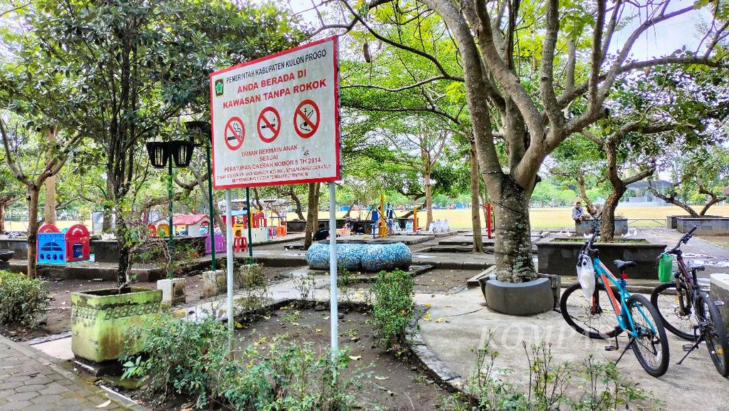 Papan berisi aturan pembatasan area merokok terpasang di Alun-alun Wates di Kabupaten Kulon Progo, DIY, Kamis (29/6/2023).