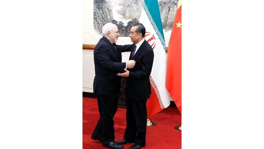 Menteri Luar Negeri Iran Mohammad Javad Zarif (kiri) bertemu dengan Menlu China Wang Yi di Wisma Tamu Negara di Beijing, China, Jumat (17/5/2019).