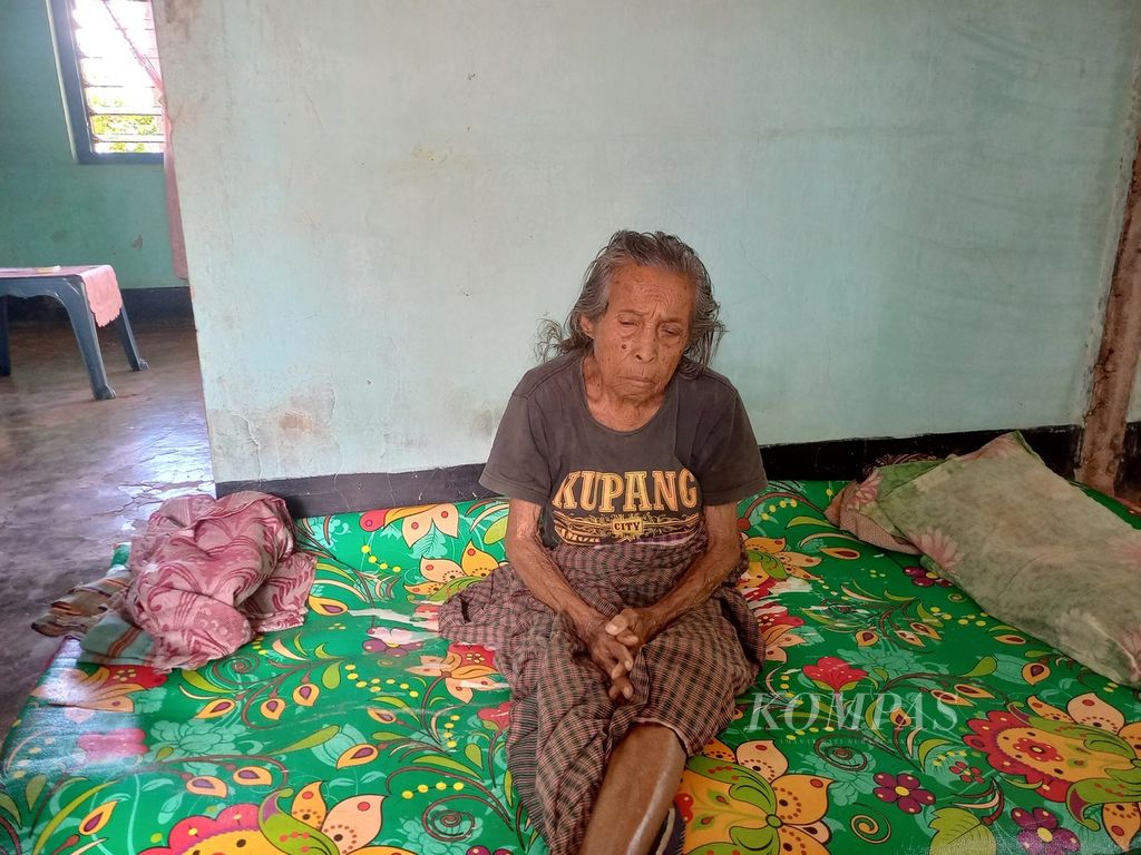 Orpha Tallok (80), warga lansia Kelurahan Naimata, Kota Kupang, Nusa Tenggara Timur, Rabu (30/11/2022).