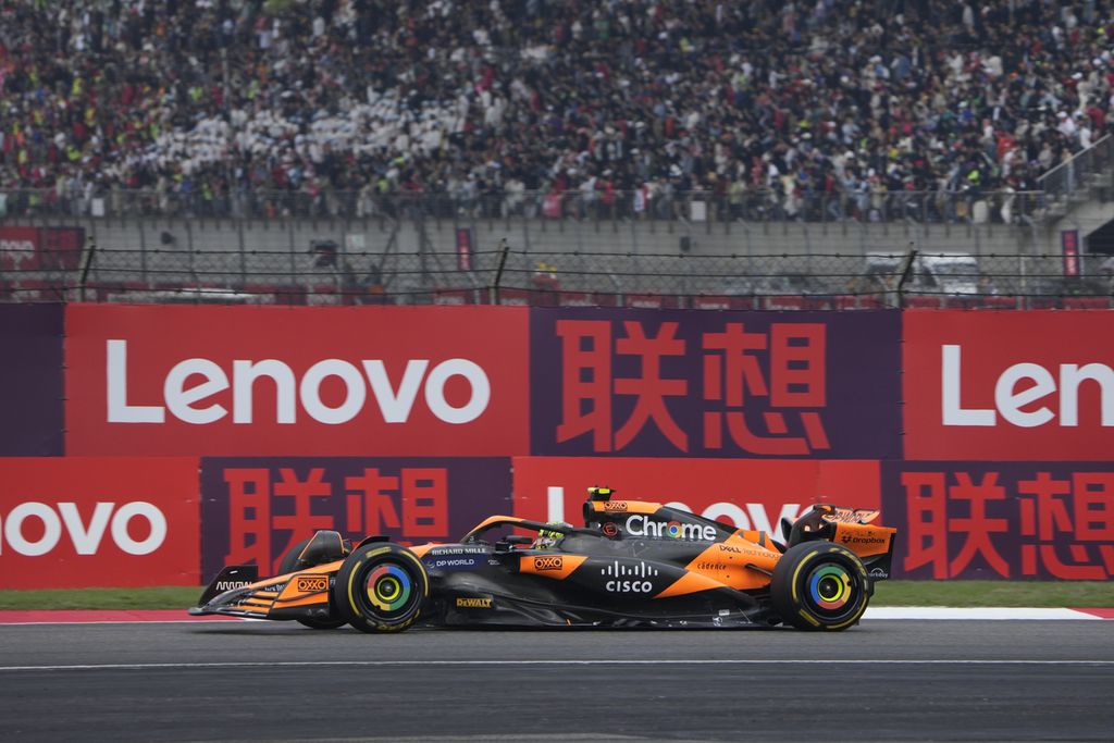 Aksi pebalap tim McLaren, Lando Norris, saat balapan Formula 1 seri China di Sirkuit Internasional Shanghai, China, Minggu (21/4/2024). Norris berhasil finis kedua setelah pebalap tim Red Bull, Max Verstappen, yang finis pertama.