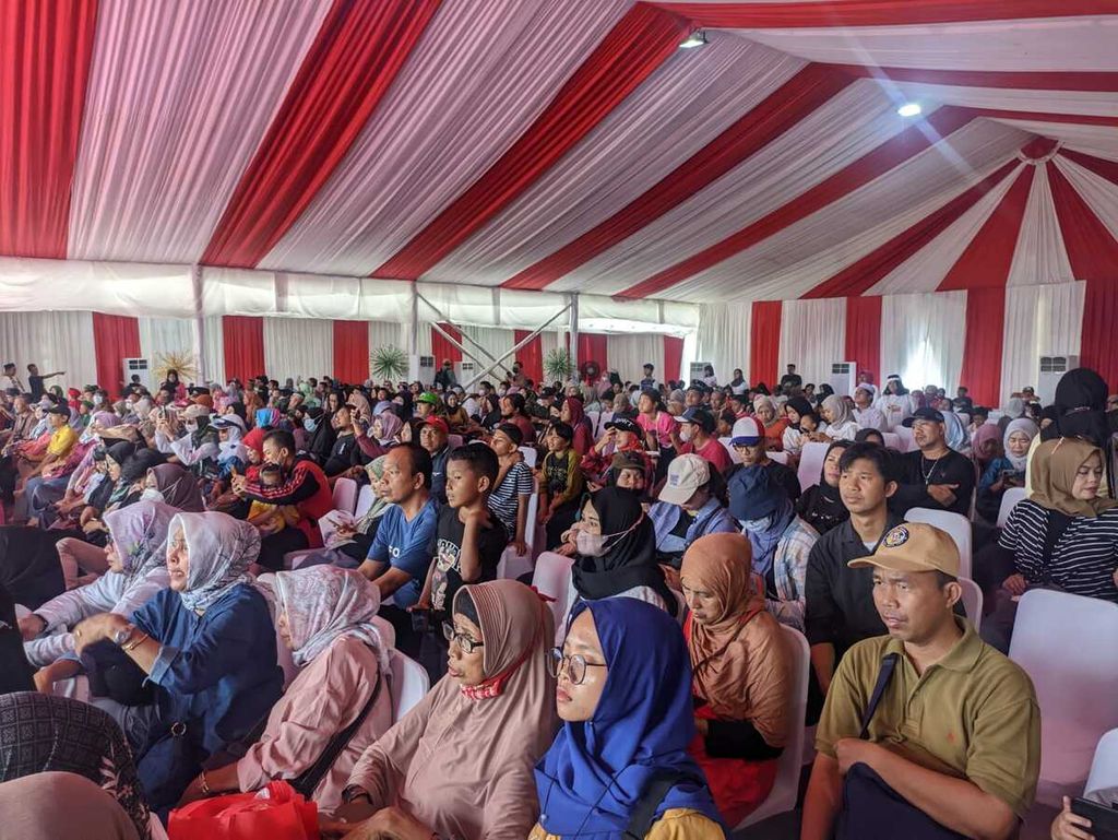 Masyarakat memenuhi tenda tempat pengunjung dapat menyaksikan berbagai kesenian Betawi dalam Lebaran Betawi 2023 di kawasan Monas, Jakarta Pusat, Sabtu (20/5/2023).