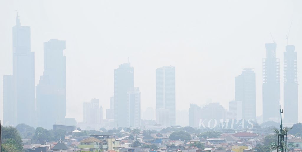 Suasana lanskap Jakarta yang padat permukiman dan gedung dengan kabut tipis polusi saat terlihat dari kawasan Manggarai, Jakarta Selatan, Kamis (10/8/2023). 