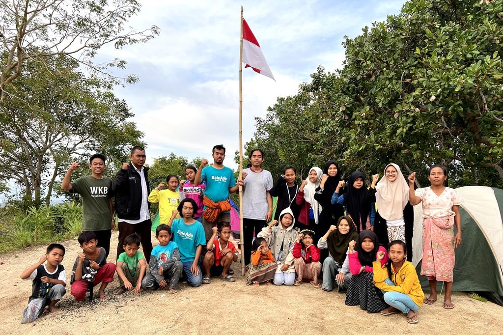 Warga mengikuti upacara bendera Peringatan HUT Ke-77 Kemerdekaan RI di kawasan Bukit Cacing, Lombok Barat, Nusa Tenggara Barat, Rabu (17/8/2022). Upacara itu diselenggarakan Sanggar Bale Ade yang bergerak di pemberdayaan pemuda dan anak-anak dalam hal kreasi dan literasi di Lombok.