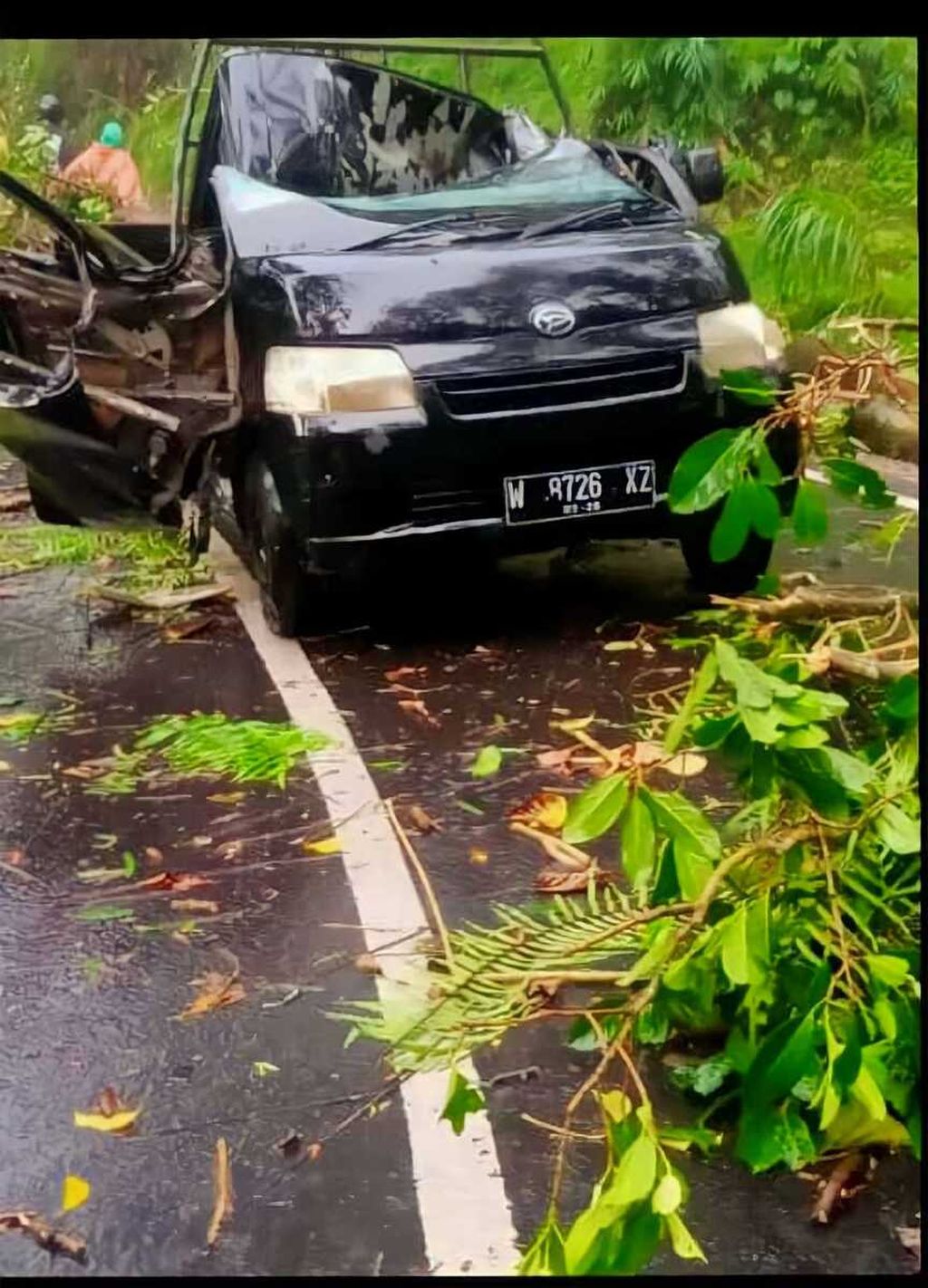 Bencana pohon tumbang di Ngantang, Kabupaten Malang, Sabtu (1/10/2022).  Kejadian tersebut sempat memacetkan jalur arah Malang-Kediri.