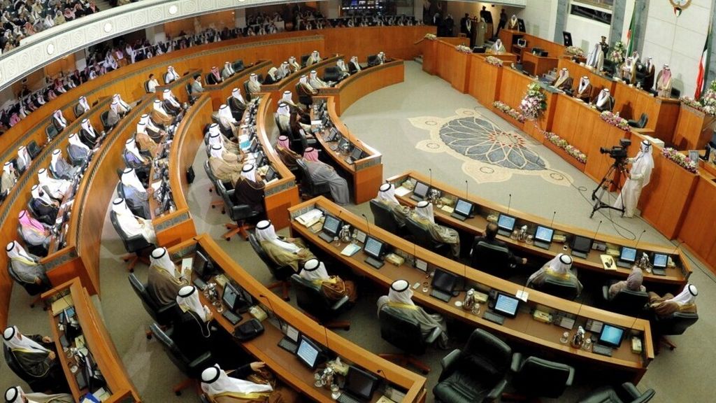 Arsip foto tertanggal 16 Desember 2021 ini menunjukkan parlemen Kuwait, salah satu negara terkaya di dunia.  (AP Photo/Gustavo Ferrari, File)