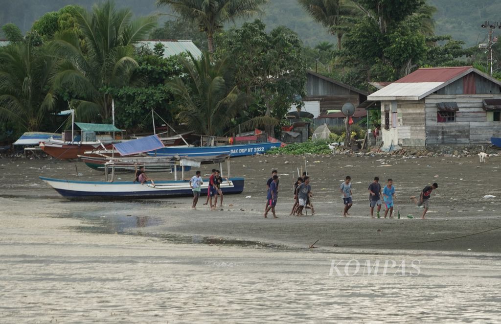 Masyarakat yang tinggal di pesisir  Teluk Buli, Kecamatan Maba, Kabupaten Halmahera Timur, Maluku Utara bermain bola di pinggir pantai, awal September lalu.