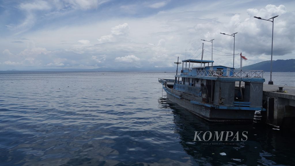 Sebuah perahu nelayang bersandar di Pangkalan Pendaratan Ikan Dufa-dufa di Kota Ternate, Maluku Utara. 