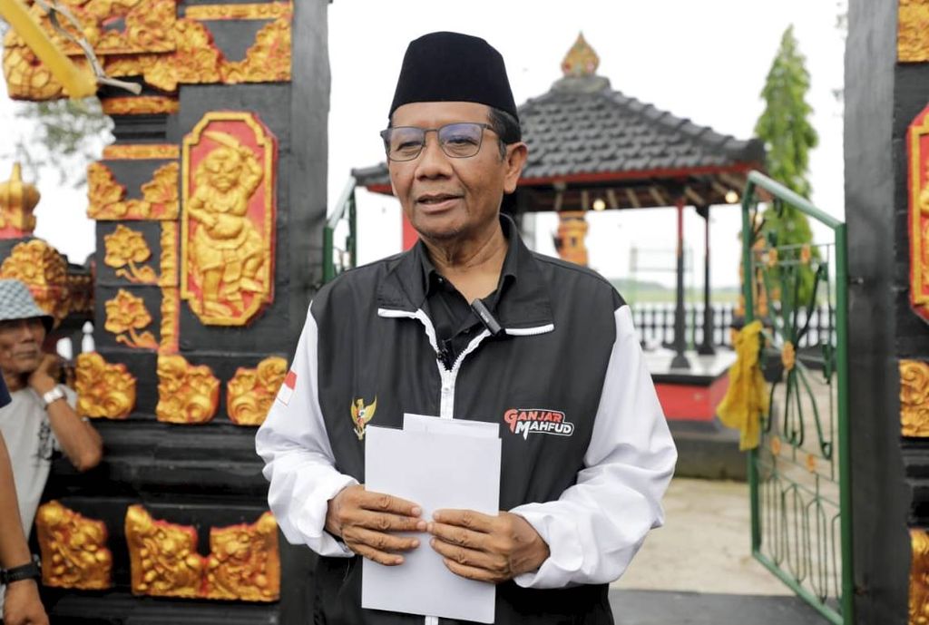 Mahfud MD, cawapres pendamping capres Ganjar Pranowo, mengumumkan pengunduran dirinya sebagai Menko Polhukam di depan salah satu pura di Lampung Tengah, Lampung, Rabu (31/1/2024). 