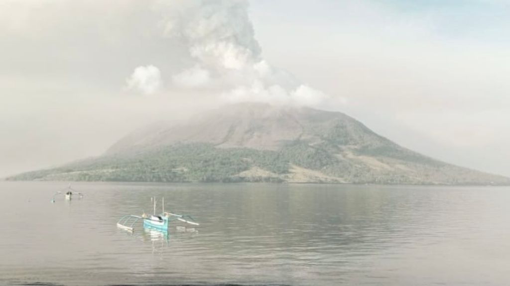 Kondisi Gunung Ruang di Kabupaten Kepulauan Siau Tagulandang Biaro (Sitaro) di Sulawesi Utara yang memuntahkan hujan abu vulkanik pada Rabu (17/4/2024).
