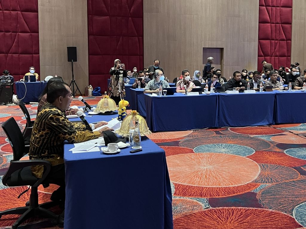 Panitia kerja digitalisasi penyiaran Komisi I DPR melakukan pertemuan dengan Kemkominfo dan pengelola penyiaran di Makassar, Kamis (15/9/2022). Pertemuan ini membahas kesiapan migrasi siaran TV analog ke digital.