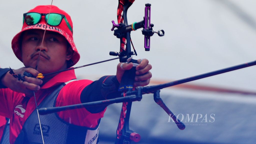 Athlete of the Indonesian men's archery team Riau Ega Agatha Salsabilla when aiming at the target in the final match of the recurved team in archery at the SEA Games Vietnam 2021 at the National Training Sport Center, Hanoi, Vietnam, Wednesday (18/5/2022).