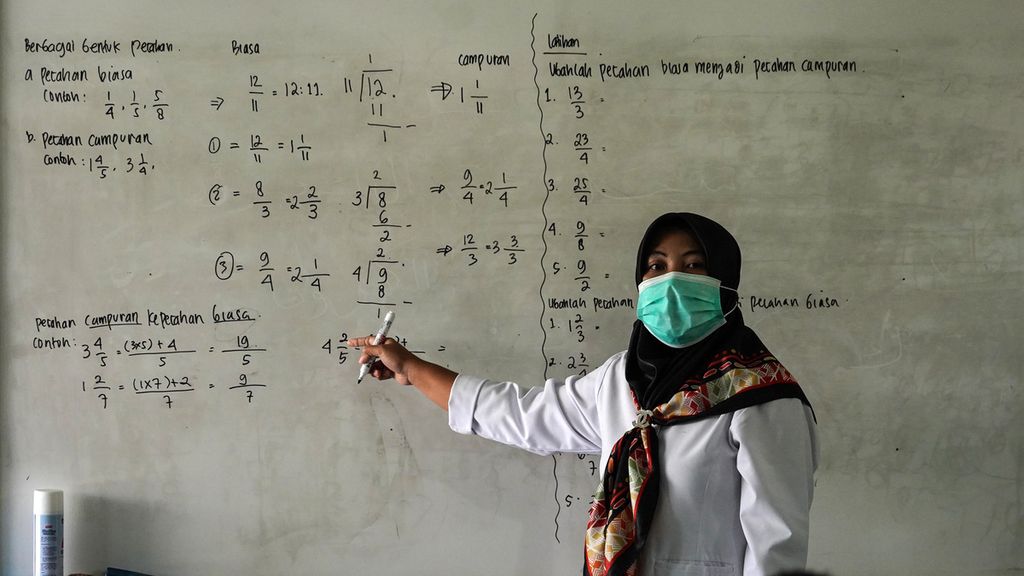 Guru saat menerangkan pelajaran Matematika saat pembelajaran tatap muka di kelas IV di SD Negeri Cihideung Ilir 04, Cibanteng, Kabupaten Bogor, Jawa Barat, Rabu (25/8/2021).