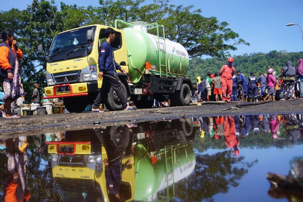 Pembersihan minyak mentah yang tumpah di perairan Nusakambangan untuk diambil oleh pihak Pertamina di sekitar Dermaga Wijayapura, Cilacap, Jawa Tengah, Selasa (28/6/2022). 