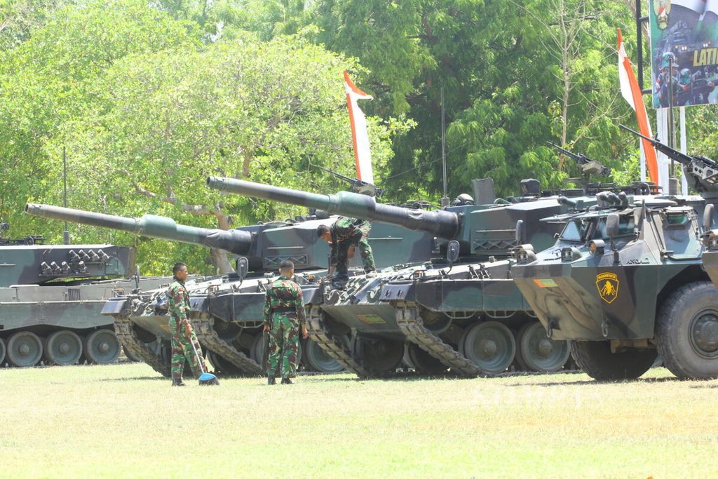 Prajurit TNI Angkatan Darat membersihkan Tank Leopard yang baru saja digunakan dalam simulasi penyerangan TNI Angkatan Darat dan Singapores Armed Force (SAF/Angkatan Darat Singapura) dalam latihan bersama bertajuk Safkar Indopura 2018, di Situbondo, Jawa Timur, Senin (19/11/2018). 