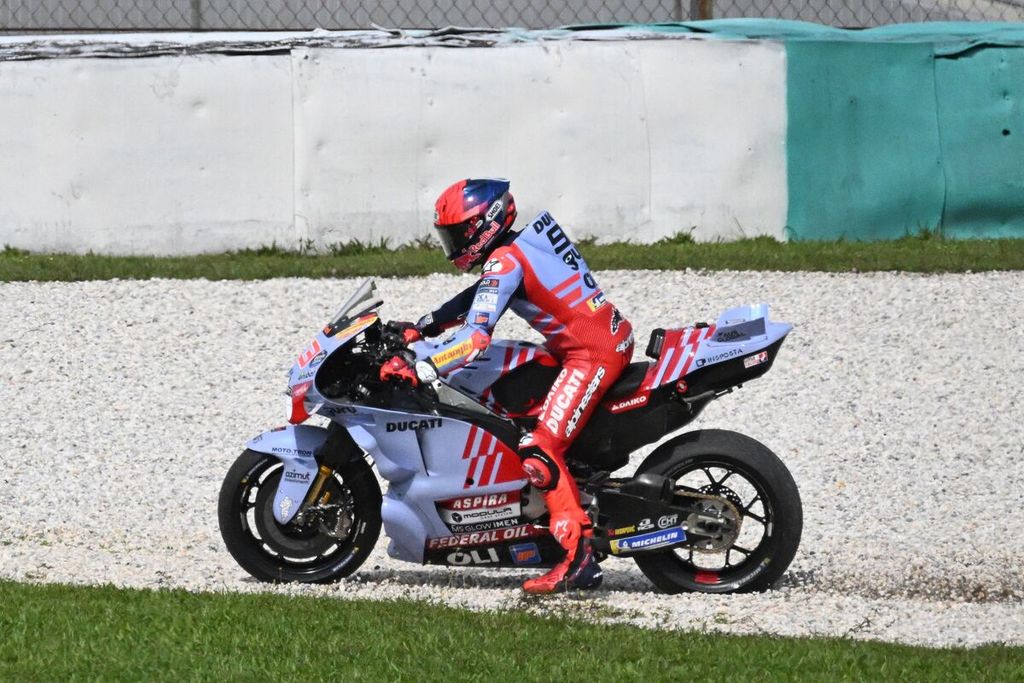Pebalap Gresini Racing, Marc Marquez, melebar masuk ke gravel saat tes MotoGP hari kedua di Sirkuit Sepang, Malaysia, Rabu (7/2/2024). Marquez dinilai sengaja menyembunyikan kecepatan sesungguhnya pada tes itu.