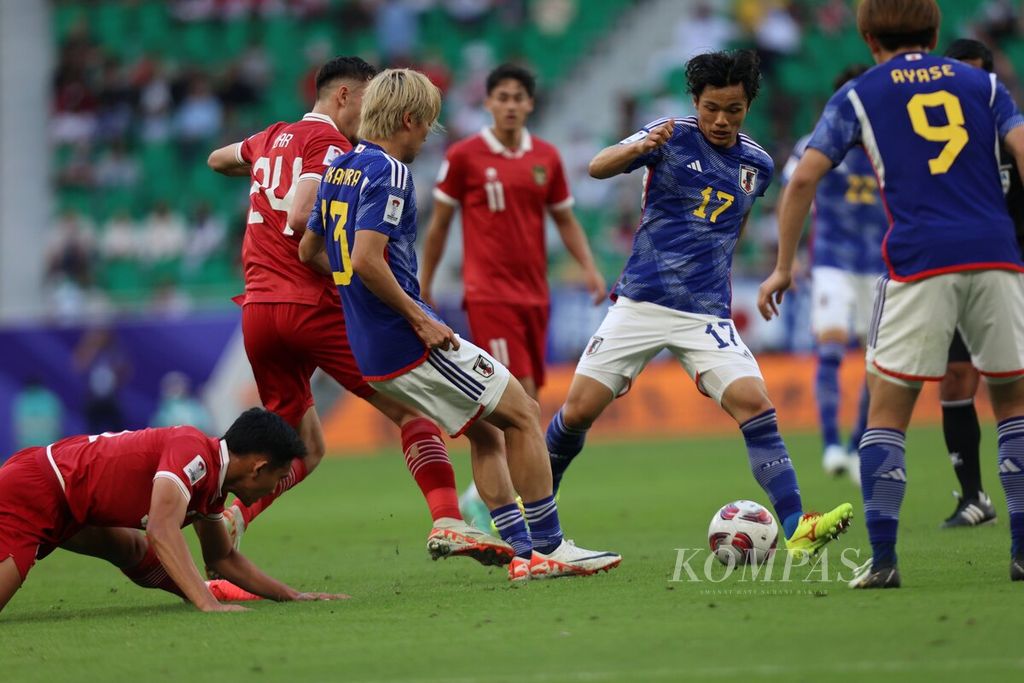 Pemain Jepang, Reo Hatate (17), menguasai bola saat terjadi kemelut di depan gawang Indonesia pada pertandingan penyisihan terakhir Grup D Piala Asia 2023 di Stadion Al Thumama, Doha, Qatar, Rabu (24/1/2024). Indonesia takluk dari Jepang dengan skor 1-3. 