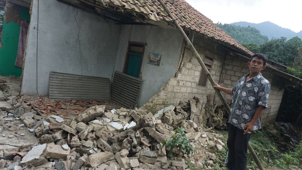 Tembok salah satu rumah di Desa Purwabakti, Kecamatan Pamijahan, Kabupaten Bogor, Rabu (11/3/2020), terlihat roboh dan mengalami rusak berat karena terdampak gempa berkekuatan magnitudo 5 yang berpusat di Kabupaten Sukabumi, Selasa (10/3/2020).