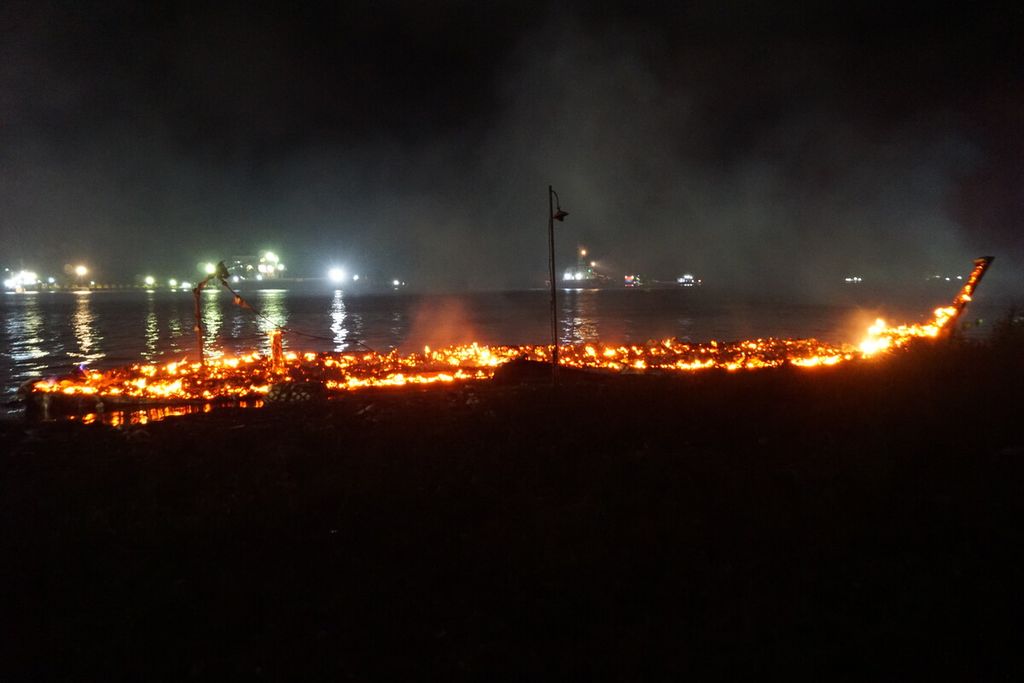 Kobaran api dan kepulan asap kebakaran puluhan kapal di Cilacap, Jawa Tengah, masih terus terjadi hingga Selasa (3/5/2022) malam sekitar pukul 23.44.