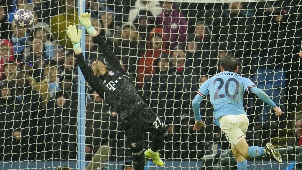 Penjaga gawang Yann Sommer gagal menahan sundulan pemain Manchester City, Bernardo Silva. Gol pada menit ke-70 ini menjadi gol kedua City pada laga ini. 