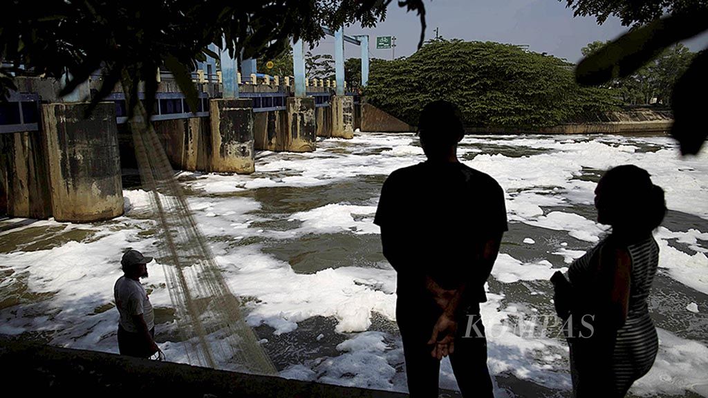 Warga menjaring ikan di Pintu Air Kanal Timur yang dipenuhi busa putih, di Marunda, Jakarta Utara, Selasa (28/3). Munculnya busa menjadi salah satu indikasi adanya pencemaran di sungai. Pencemaran itu diperkirakan berasal dari limbah industri dan rumah tangga yang ada di sepanjang aliran sungai.
