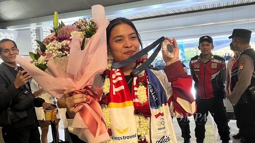 Gregoria Mariska Tunjung memperlihatkan medali perunggu yang didapatnya dari Olimpiade Paris 2024. Pebulu tangkis tunggal putri Indonesia itu tiba di Bandara Soekarno-Hatta, Tangerang, Banten, pada Jumat (9/8/2024).