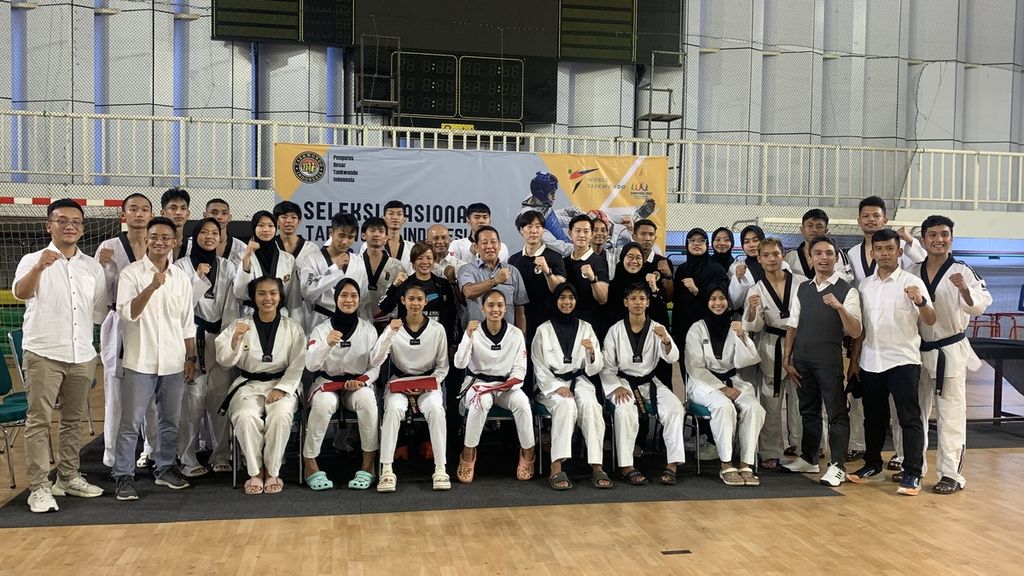 Foto bersama peserta seleksi nasional pelatnas taekwondo yang disiapkan untuk SEA Games Kamboja 2023, di Gedung Olahraga Universitas Negeri Jakarta, Kamis (22/12/2022).