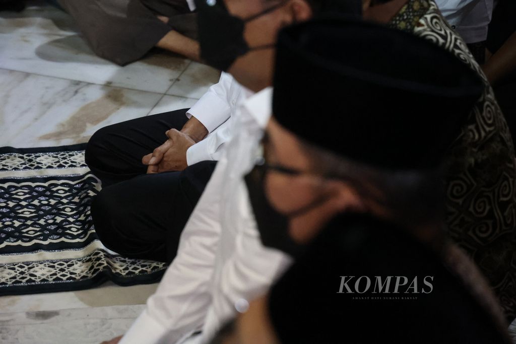 Presiden Joko Widodo melayat ke tempat persemayaman jenazah mantan Ketua Umum Pimpinan Pusat Muhammadiyah Ahmad Syafii Maarif di Masjid Gede Kauman, Yogyakarta, Jumat (27/5/2022).
