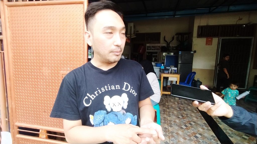 Alvaro Roy (33), salah seorang tetangga korban, memberikan kesaksian atas para korban yang selama ini dikenal tertutup, Jumat (11/11/2022), di kompleks Citra Garden 1, Kecamatan Kalideres, Jakarta Barat.