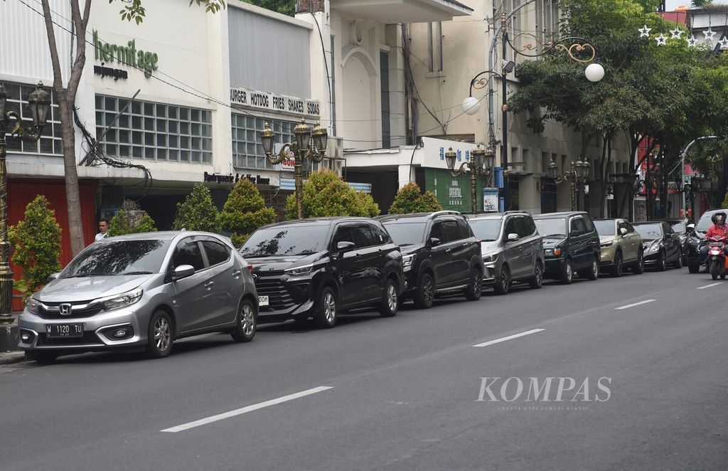 Deretan mobil pengunjung diparkir di Jalan Tunjungan, Surabaya, Jawa Timur, Minggu (7/1/2024). 
